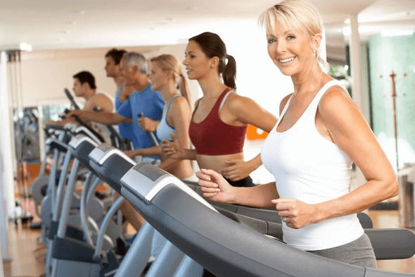 Kardioharjoittelu juoksumatolla auttaa sinua laihduttamaan vatsan ja sivujen painoa