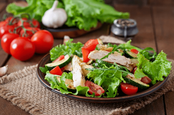 Salaatti kanan ja vihannesten kera on loistava vaihtoehto kevyeksi illalliseksi treenin jälkeen. 